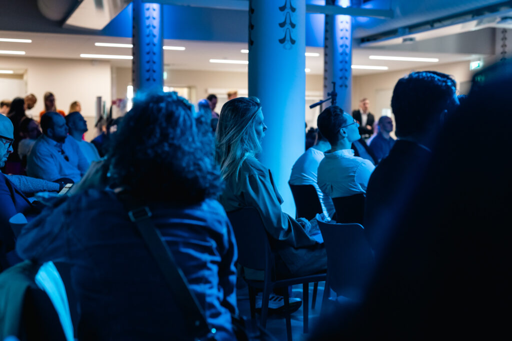 Audience in Maria 01
